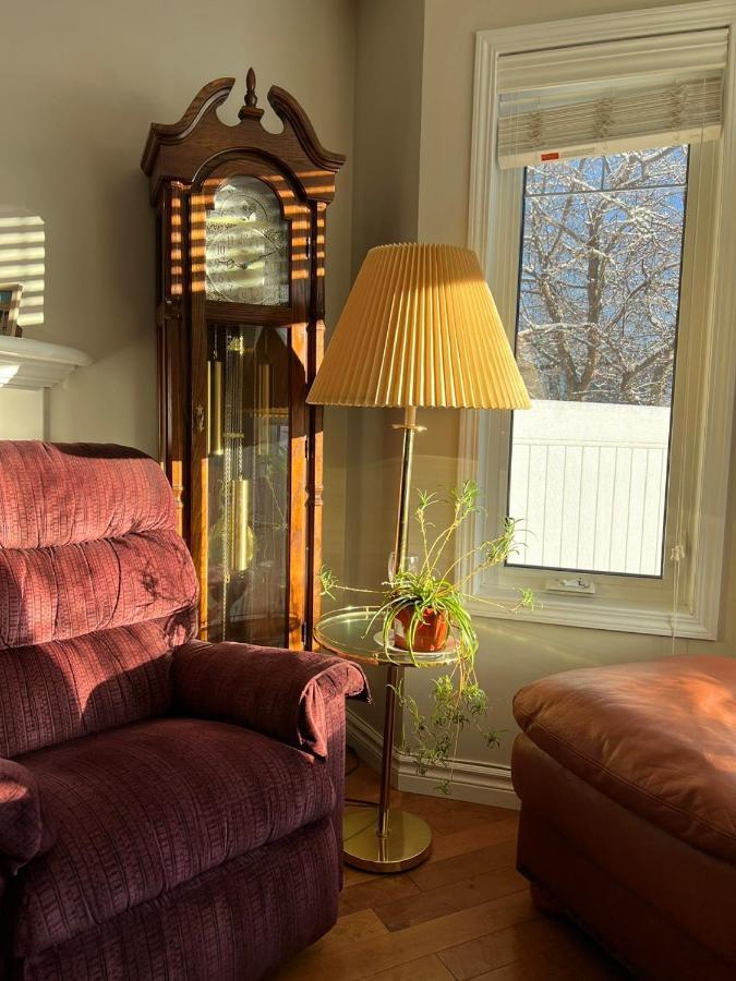 Lovely Comfy Home Private Bath In Central YYC Buitenkant foto