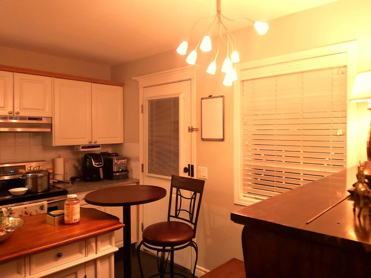 Lovely Comfy Home Private Bath In Central YYC Buitenkant foto