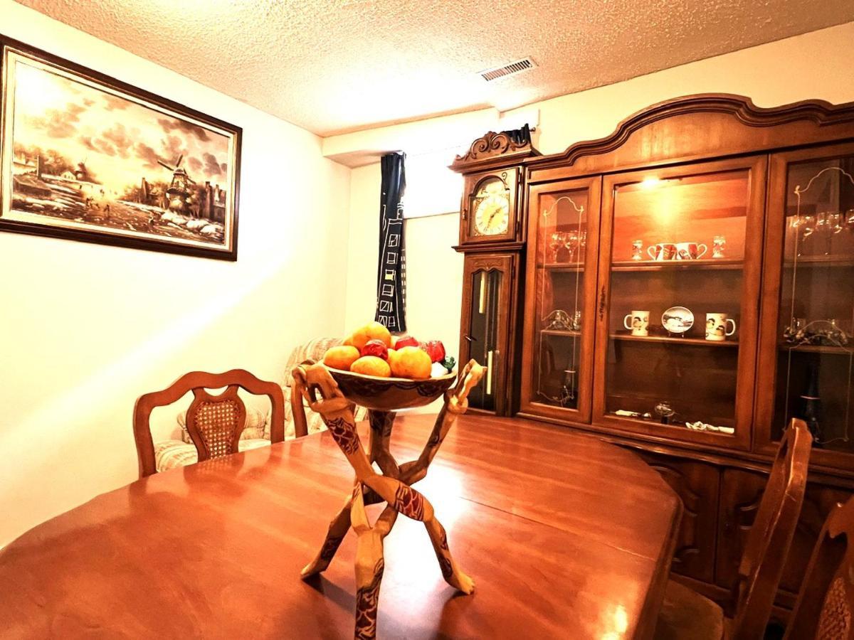 Lovely Comfy Home Private Bath In Central YYC Buitenkant foto