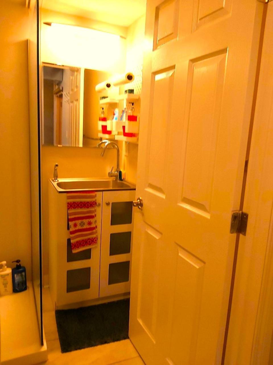 Lovely Comfy Home Private Bath In Central YYC Buitenkant foto
