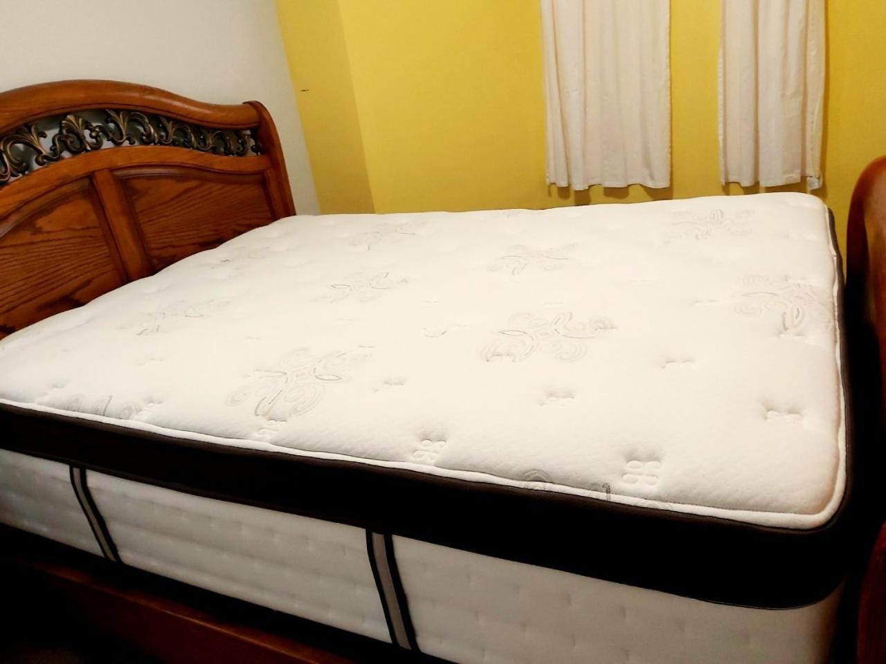 Lovely Comfy Home Private Bath In Central YYC Buitenkant foto